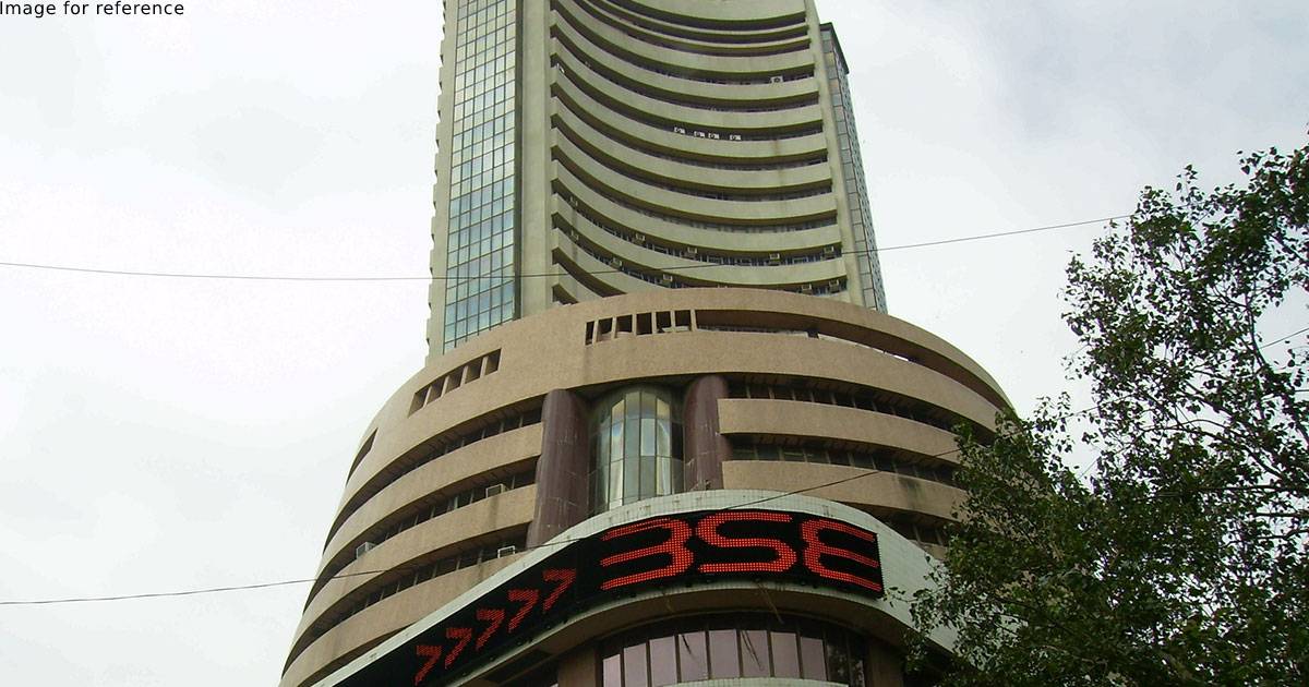 Volatile trading at Indian equities; IT, banking stocks slump
